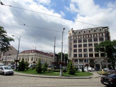 Одесская Тираспольская площадь: цветущий круг и транспорт вокруг - odessa-life.od.ua - Одесса