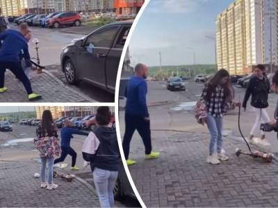 «С пяти утра орешь, тварь!»: житель Челябинска выпорол девушек, куривших кальян под его окном - bloknot.ru - Челябинск - Нападение