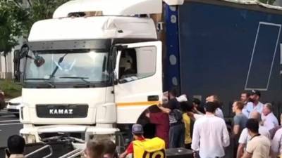 Движение фуры через встречку до подземки в Москве попало на видео - 5-tv.ru - Москва