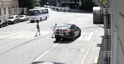 "Ты не проедешь!": Петербуржец попытался рукой остановить BMW на зебре и получил от водителя кулаком в живот - reendex.ru - Санкт-Петербург