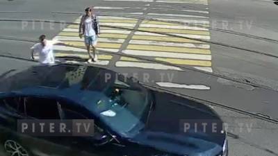 Видео: пешеход ударил "БМВ" кулаком на улице Чапаева - piter.tv