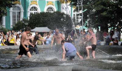 Водоканал призвал петербуржцев не охлаждаться в фонтанах - neva.today - Санкт-Петербург