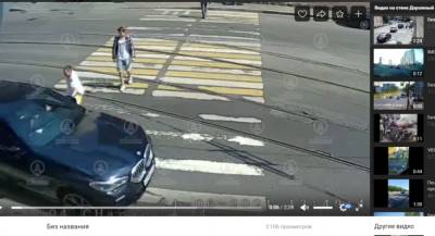 На Чапаева водитель BMW решил припугнуть пешеходов за удар по зеркалу - neva.today - Санкт-Петербург