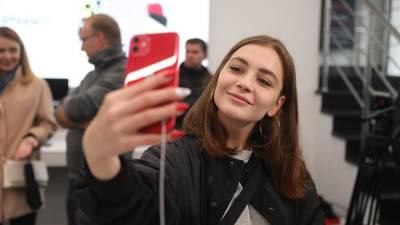 Эльдар Муртазин - Россиянам назвали способы сэкономить на покупке смартфона - iz.ru