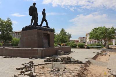 В Улан-Удэ благоустраивают территорию около скульптуры в сквере «Строителям БАМа» - ulan.mk.ru - Улан-Удэ - респ.Бурятия