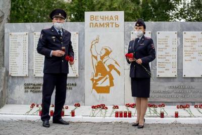 Полицейские в Екатеринбурге возложили цветы к памятнику погибшим в ВОВ - eburg.mk.ru - Екатеринбург