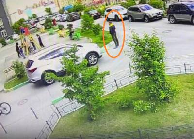 Мужчина в Новосибирске избил 13-летнего подростка из-за сломанных качелей - province.ru - Новосибирск