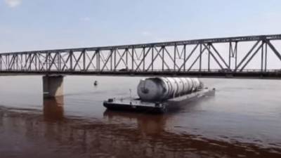 Последствия потопа: Гигантская баржа застряла под мостом в Приамурье — видео - 5-tv.ru - Россия - Красноярск - Амурская обл. - Благовещенск
