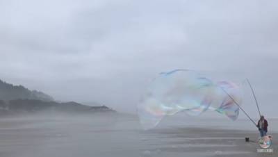 На пляже в США надули гигантский мыльный пузырь (ВИДЕО) - enovosty.com - штат Орегон