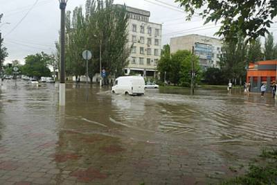 Янина Павленко - Жители Ялты отказались покидать свои затопленные дома - lenta.ru - Ялты