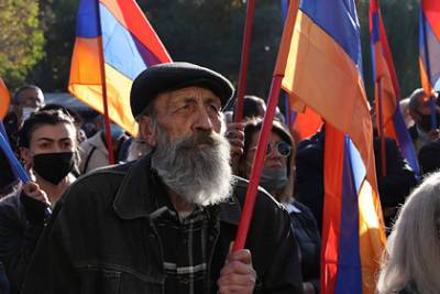 Никола Пашинян - Араик Арутюнян - Жители Карабаха потребовали наказать президента после поддержки Пашиняна - lenta.ru - Карабах