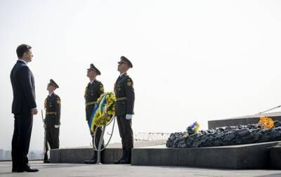 Владимир Зеленский - Зеленский почтил память погибших во Второй мировой - korrespondent.net - Киев