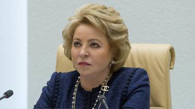Валентина Матвиенко - Михаил Мурашко - Дмитрий Лиознов - Матвиенко сделала аэрозольную прививку от COVID-19 - iz.ru