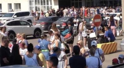 «Подарок коронавирусу»: ярославцы жалуются на толпы провожающих детей в лагерь - progorod76.ru - Ярославская обл. - Ярославль