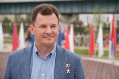 Анна Кузнецова - Роман Романенко - Романенко поддержал инициативу о «декретных выплатах» для бабушек и дедушек - aif.ru