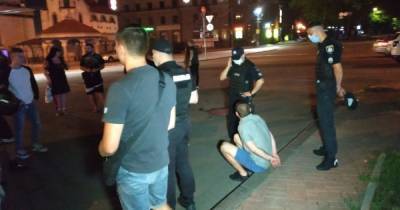 В центре Николаева между двумя компаниями произошел конфликт со стрельбой: есть раненые (ФОТО) - dsnews.ua - Николаевская обл. - Николаев