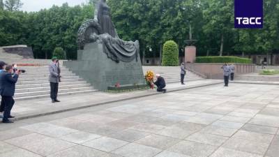 Вальтер Штайнмайер - Франк-Вальтер Штайнмайер - Президент Германии возложил венки на советском мемориале в Берлине - piter.tv - Берлин