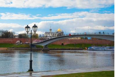 Великий Новгород в День памяти и скорби осветили «Лучи Победы» - mk.ru - Великий Новгород