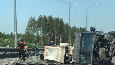 На Новоприозерском шоссе перевернулся грузовик - piter.tv - Санкт-Петербург
