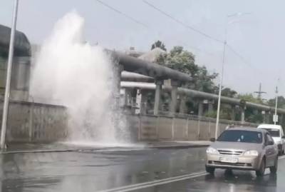 Мощный фонтан забил в Киеве из-за прорыва трубы, водой залило проезд: видео ЧП - politeka.net - Киев