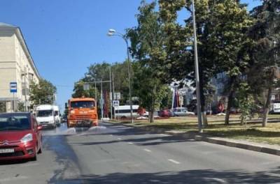 В связи с аномальной жарой в Ульяновске начали увлажнять дорожное полотно - runews24.ru - Ульяновск