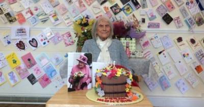 107-летняя бабушка назвала причиной долголетия 13 чашек чая в день - ren.tv - Англия - Великобритания