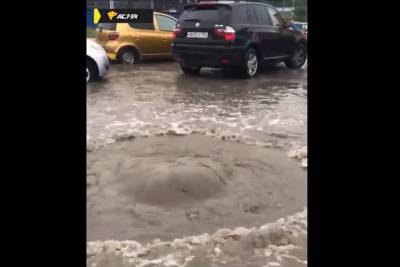 Фонтан забил на дороге в районе стройки четвертого моста Новосибирска - tayga.info - Новосибирск