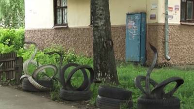 Клумбы и арт-объекты из покрышек начали устранять в городах России - vm.ru - Экология