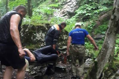 Кубанские спасатели помогли упавшему со скалы мужчине - kuban.mk.ru - Курганинск