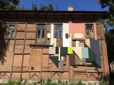 Композицию из фанеры и заборов создал московский художник в Нижнем Новгороде - vgoroden.ru - Москва - Нижний Новгород