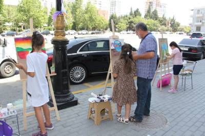 На тротуаре одной из бакинских улиц появился вернисаж (ФОТО) - trend.az - Азербайджан - Баку