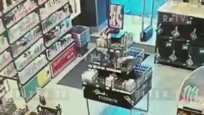 Видео: двое мужчин обокрали магазин косметики "Watsons" на проспекте Стачек - piter.tv - Санкт-Петербург