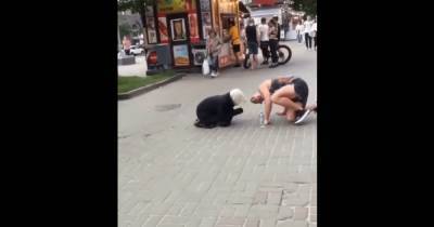 "Усы покажи свои": в Киеве разоблачили мужчину, который просил деньги под видом бабушки (видео) - focus.ua - Киев