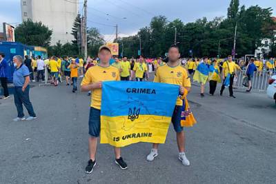 Болельщиков не пустили на матч с флагом с надписью «Крым — это Украина» - lenta.ru - Австрия - Крым - Румыния - г. Бухарест