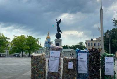Активисты принесли в центр Харькова тонну мусора - lenta.ua - Турция - Шри Ланка - Харьков - Экология