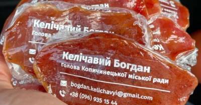 Дмитрий Ярош - Украинский - Украинский мэр сделал визитки из кусков вяленого мяса - ren.tv - Украина