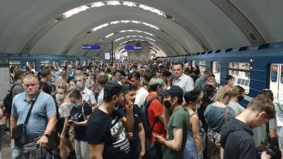 Порядка 250 человек эвакуировали из тоннелей метро после происшествия на «Парнасе» - ivbg.ru - Санкт-Петербург - Петербург