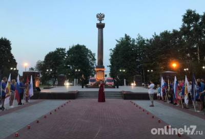 Лучи Победы пронзили вечернее небо над городами Ленобласти - online47.ru - Ленинградская обл.