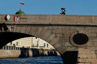 В Петербурге затонуло судно после столкновения с теплоходом - lenta.ru - Москва - Санкт-Петербург - Сургут