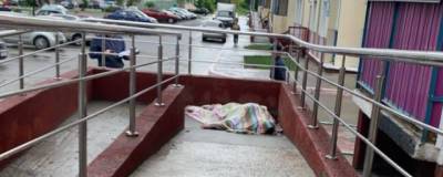 В Новосибирске из окна многоэтажки выпал 38-летний мужчина - runews24.ru - Новосибирск - респ. Чечня