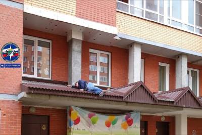 Мужчина выпал на козырек подъезда в Советском районе Новосибирска - novos.mk.ru - Новосибирск - район Советский, Новосибирск
