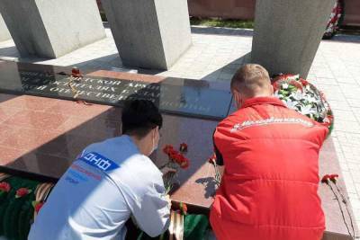 В Улан-Удэ общественники возложили цветы к мемориалу в День памяти и скорби - ulan.mk.ru - Улан-Удэ - респ.Бурятия