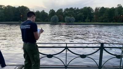 Теплоход столкнулся с лодкой возле 2-го Елагинского моста - piter.tv - Санкт-Петербург