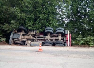 Владимир Уйба - На разбитой дороге Зеленец - Парчег большегруз Scania "ушел" в кювет - komiinform.ru - респ. Коми - район Сыктывдинский