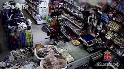 Продавец магазина в Кузбассе задержала напавшего на неё с ножом мужчину - piter.tv - Кемеровская обл. - Анжеро-Судженск - Нападение