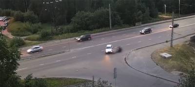 Серьезная авария с участием мотоциклиста произошла ночью в Петрозаводске (ВИДЕО) - stolicaonego.ru - Петрозаводск
