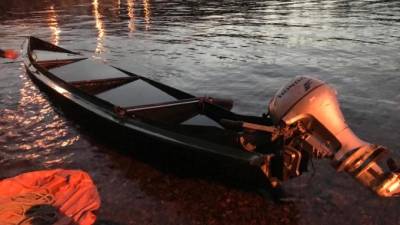 Затонувшую после столкновения с теплоходом лодку подняли со дна - piter.tv