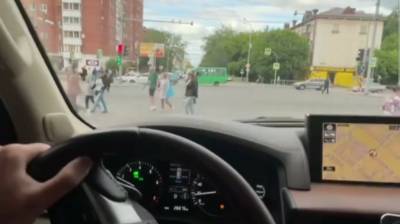 Владелец магазинов в Тюмени на «Лексусе», опаздывая на футбол, игнорирует светофоры - nashgorod.ru - Тюмень