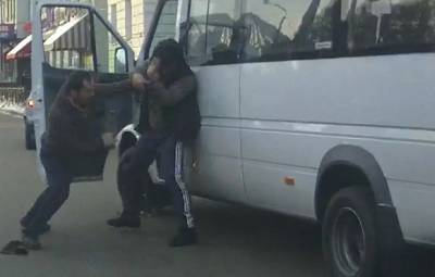 На ивановской остановке 47-летний водитель маршрутки избил коллегу - runews24.ru - Ивановская обл.