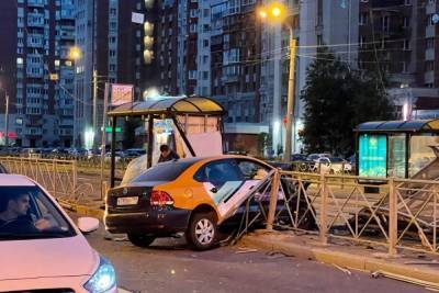 Питер Онлайн - Пьяный водитель каршеринга снес ограждение и остановку на Савушкина - spb.mk.ru - Санкт-Петербург